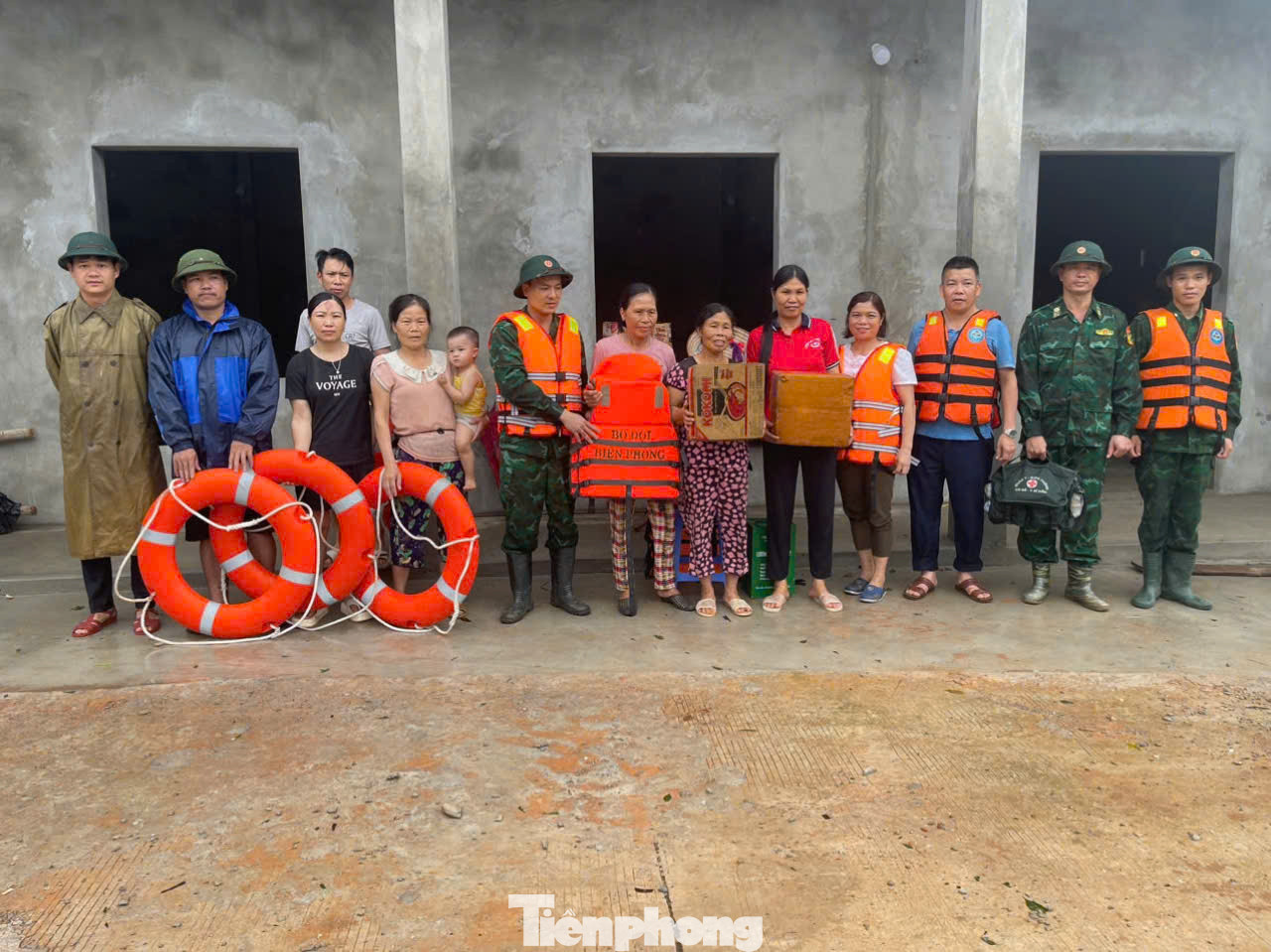 Tặng phao cứu hộ cho nhân dân vùng lũ. Tặng phao cứu hộ cho nhân dân vùng lũ.