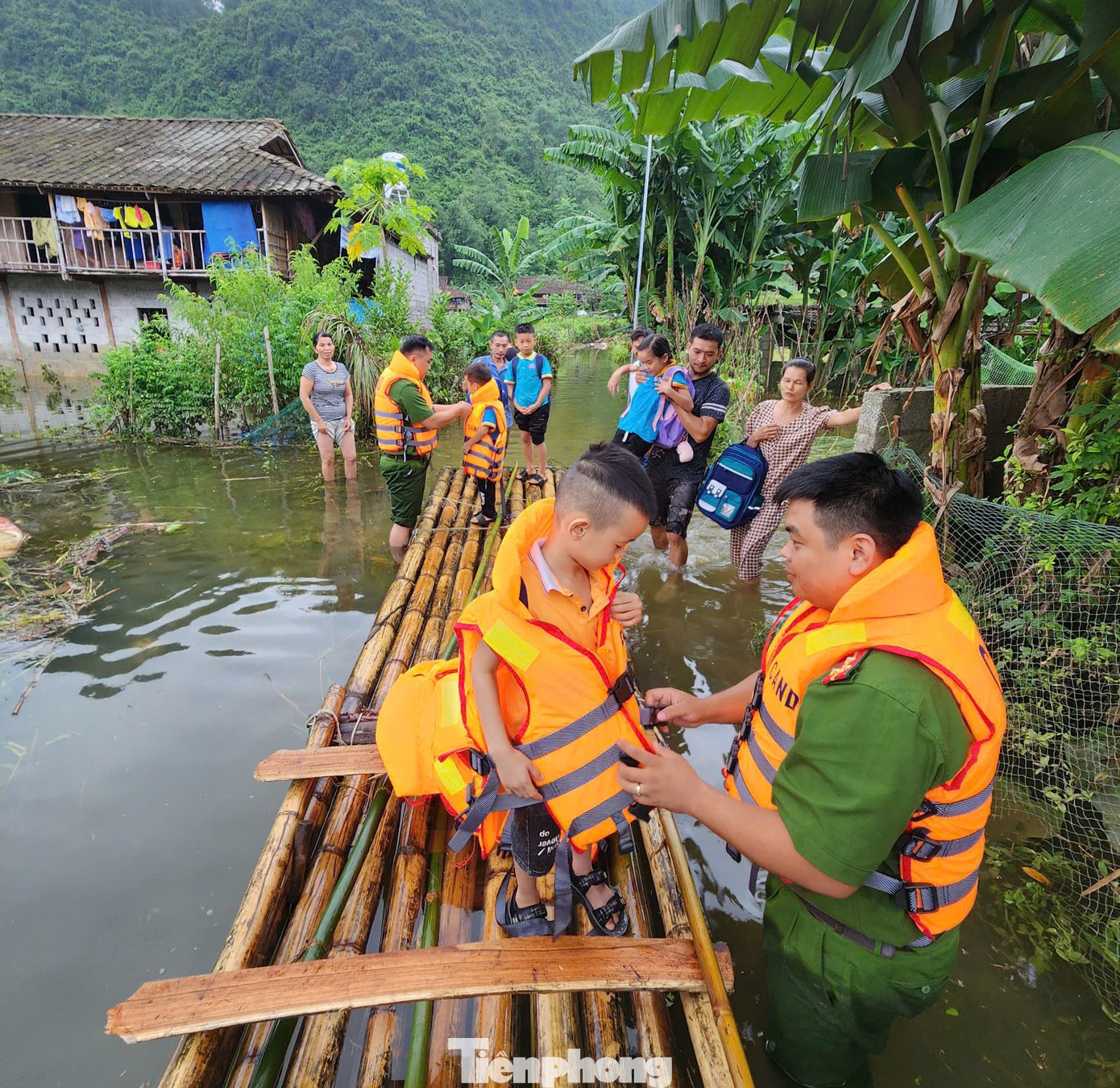 Hình ảnh cán bộ, chiến sỹ Công an huyện Bắc Sơn (Lạng Sơn) đưa thầy cô và các trẻ nhỏ vượt lũ đến trường học. Hình ảnh cán bộ, chiến sỹ Công an huyện Bắc Sơn (Lạng Sơn) đưa thầy cô và các trẻ nhỏ vượt lũ đến trường học.