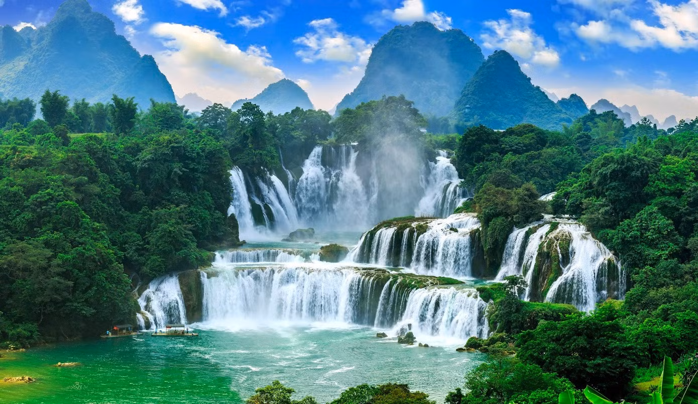 Thác Bản Giốc nằm chung biên giới hai nước Việt - Trung.