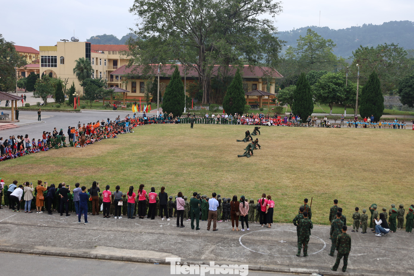 Trong ngày 15/12, có gần 3000 em học sinh các bậc học từ Mầm non đến THPT đến trải nghiệm tại Bộ CHQS tỉnh Lạng Sơn. Trong ngày 15/12, có gần 3000 em học sinh các bậc học từ Mầm non đến THPT đến trải nghiệm tại Bộ CHQS tỉnh Lạng Sơn.