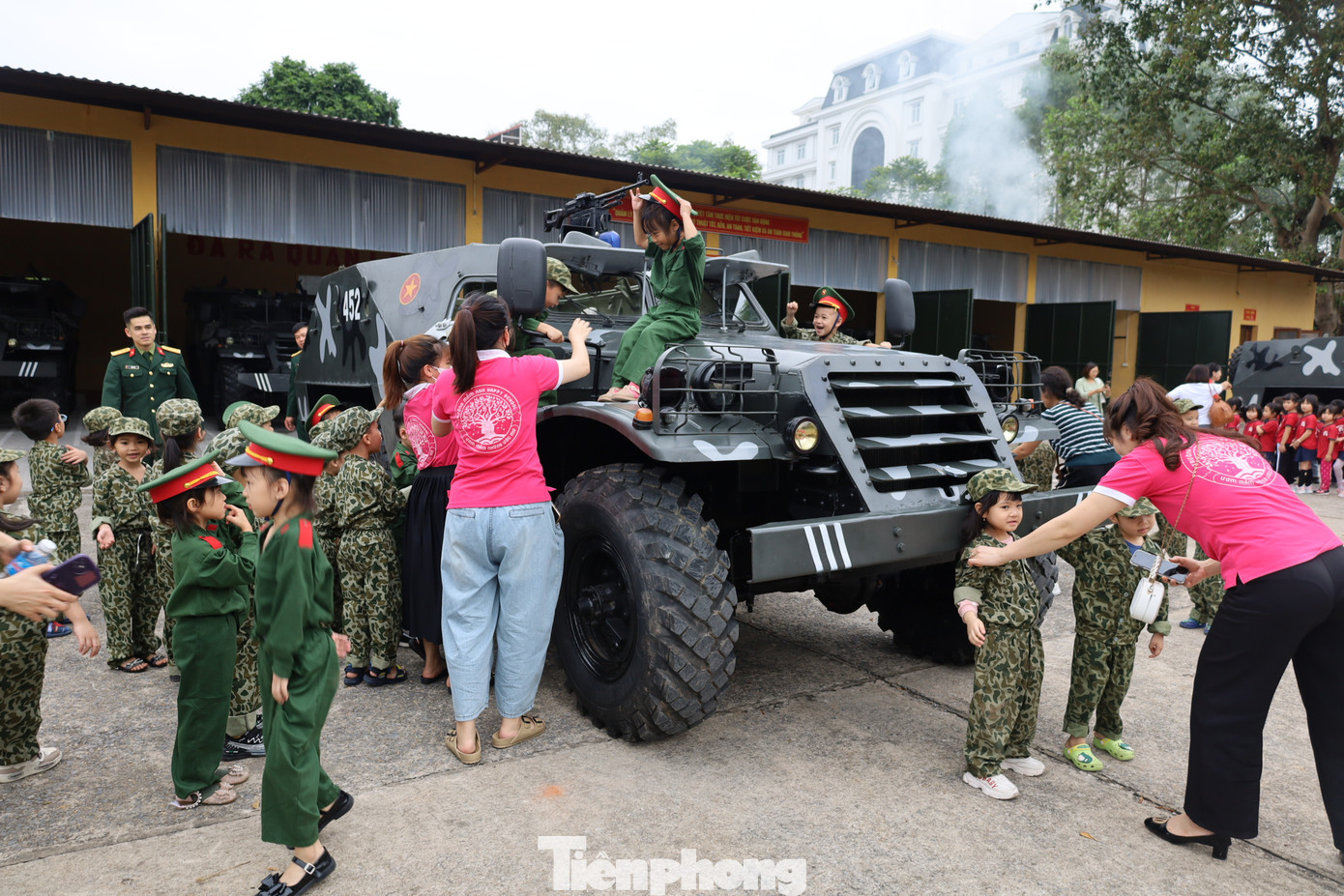 Hào hứng trải nghiệm với xe thiết giáp. Ảnh: Duy Chiến Hào hứng trải nghiệm với xe thiết giáp. Ảnh: Duy Chiến