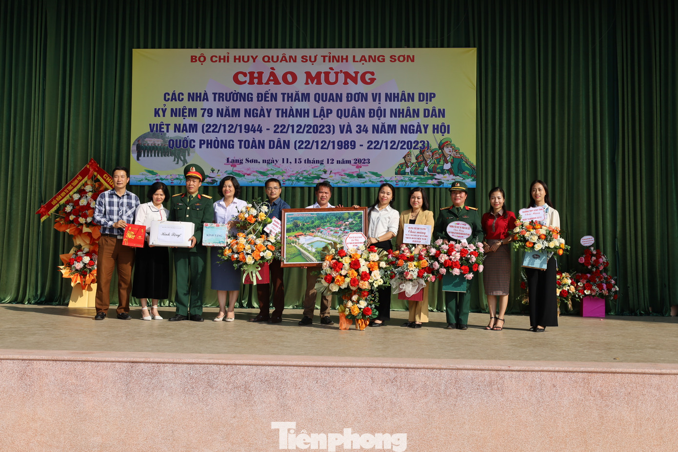Nhân dịp 79 năm ngày thành lập Quân đội nhân dân Việt Nam (22/12/1944- 22/12/2023), các nhà trường tặng quà, hoa chúc mừng Bộ CHQS tỉnh Lạng Sơn. Ảnh: Duy Chiến Nhân dịp 79 năm ngày thành lập Quân đội nhân dân Việt Nam (22/12/1944- 22/12/2023), các nhà trường tặng quà, hoa chúc mừng Bộ CHQS tỉnh Lạng Sơn. Ảnh: Duy Chiến