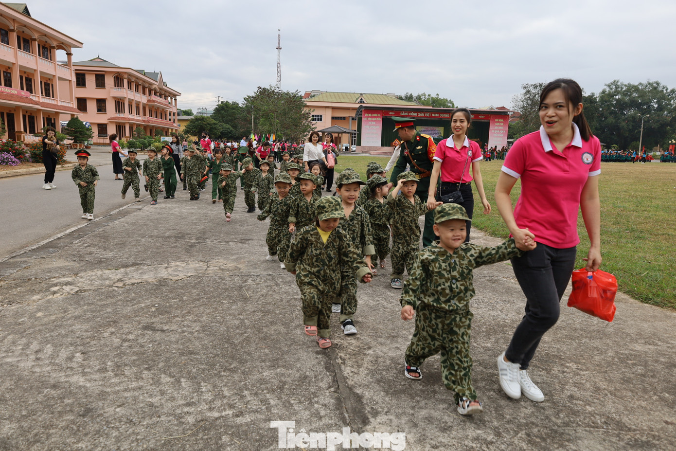 Thăm quan đơn vị xanh- sạch- đẹp của Bộ CHQS tỉnh Lạng Sơn. Ảnh: Duy Chiến Thăm quan đơn vị xanh- sạch- đẹp của Bộ CHQS tỉnh Lạng Sơn. Ảnh: Duy Chiến