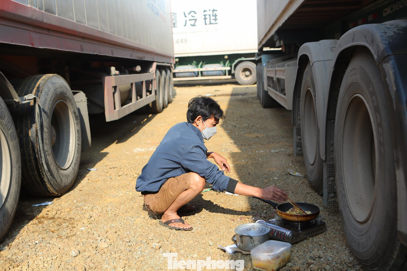 Cảnh nấu nướng tạm bợ xen lẫn nguy hiểm đến cháy nổ nhưng các lái xe không dám đi xa vì sợ mất hàng, tài sản -Ảnh: Duy Chiến Cảnh nấu nướng tạm bợ xen lẫn nguy hiểm đến cháy nổ nhưng các lái xe không dám đi xa vì sợ mất hàng, tài sản -Ảnh: Duy Chiến