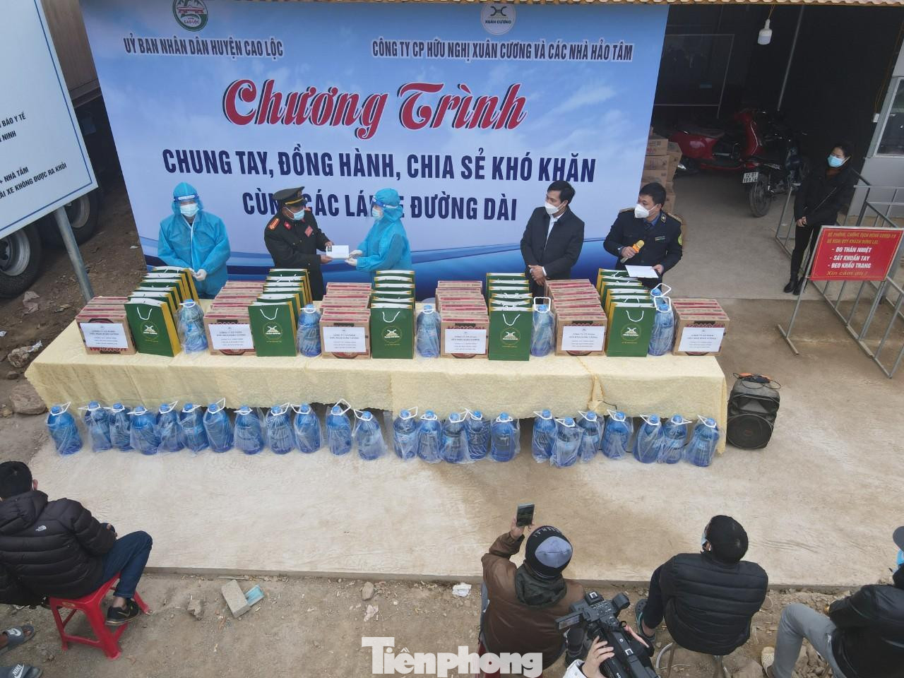 Chiều ngày 29/12, có 1.000 suất quà (tổng trị giá gần 200 triệu đồng) hỗ trợ các lái xe đang lưu trú tại khu trung chuyển Bản Liếp (huyện Cao Lộc) -Ảnh: Duy Chiến Chiều ngày 29/12, có 1.000 suất quà (tổng trị giá gần 200 triệu đồng) hỗ trợ các lái xe đang lưu trú tại khu trung chuyển Bản Liếp (huyện Cao Lộc) -Ảnh: Duy Chiến