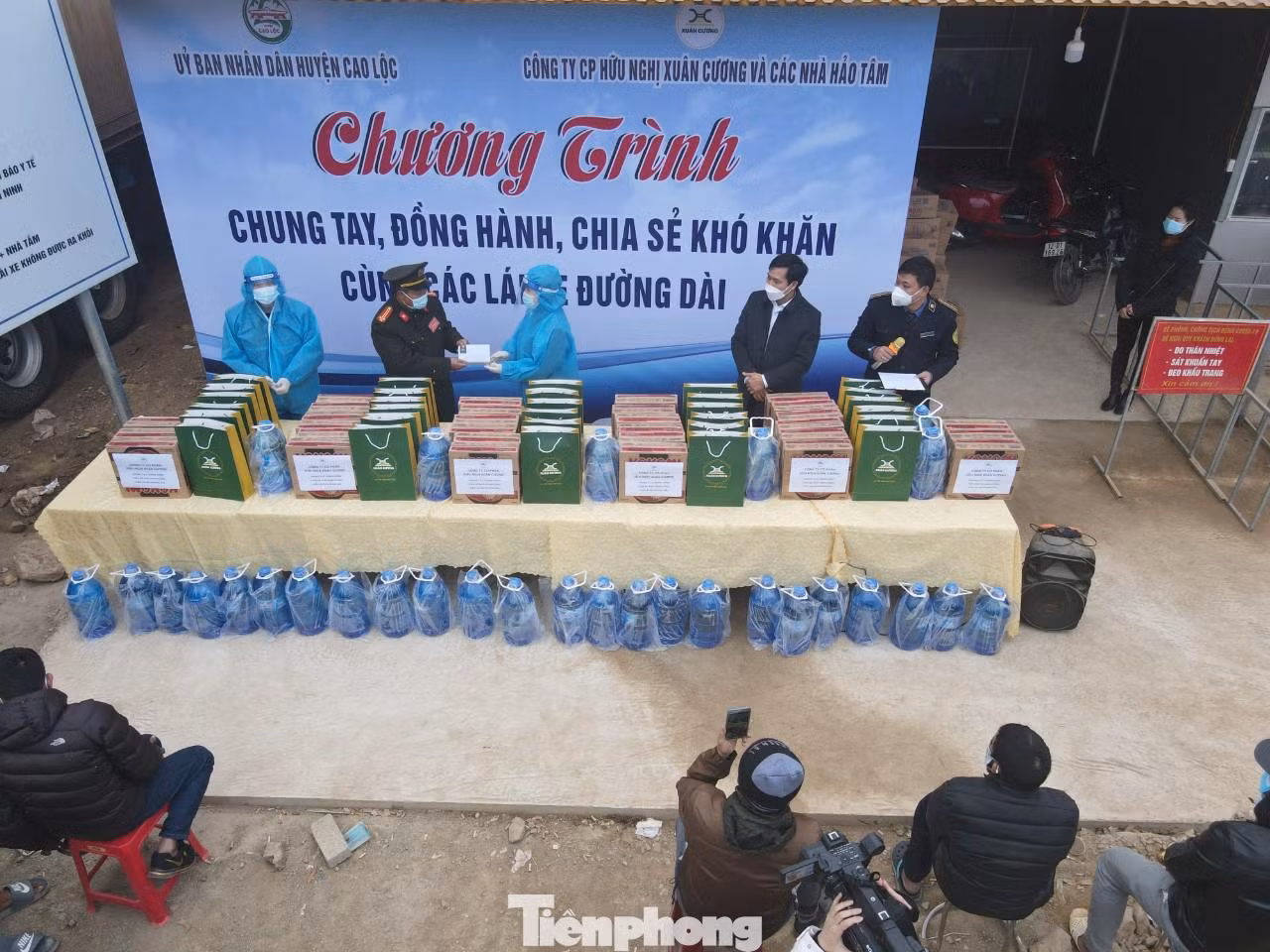 Chiều ngày 29/12, có 1.000 suất quà (tổng trị giá gần 200 triệu đồng) hỗ trợ các lái xe đang lưu trú tại khu trung chuyển Bản Liếp (huyện Cao Lộc) -Ảnh: Duy Chiến Chiều ngày 29/12, có 1.000 suất quà (tổng trị giá gần 200 triệu đồng) hỗ trợ các lái xe đang lưu trú tại khu trung chuyển Bản Liếp (huyện Cao Lộc) -Ảnh: Duy Chiến