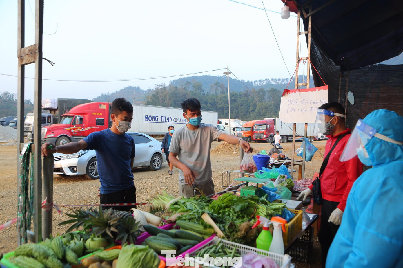 Hàng ngày các lái xe góp tiền, thay phiên đến các "chợ cóc" dựng lên ở bãi đỗ xe để mua đồ về nấu nướng -Ảnh: Duy Chiến Hàng ngày các lái xe góp tiền, thay phiên đến các "chợ cóc" dựng lên ở bãi đỗ xe để mua đồ về nấu nướng -Ảnh: Duy Chiến