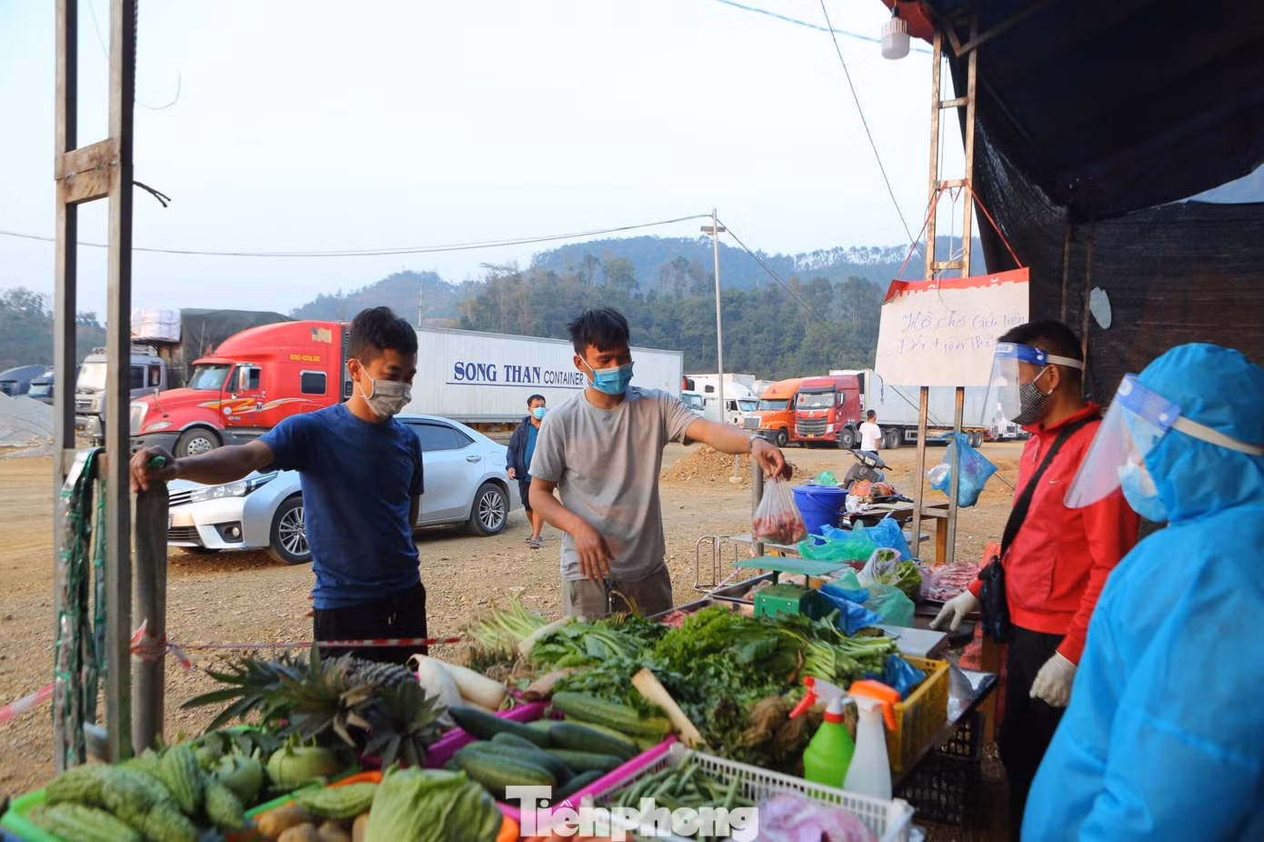 Hàng ngày các lái xe góp tiền, thay phiên đến các "chợ cóc" dựng lên ở bãi đỗ xe để mua đồ về nấu nướng -Ảnh: Duy Chiến Hàng ngày các lái xe góp tiền, thay phiên đến các "chợ cóc" dựng lên ở bãi đỗ xe để mua đồ về nấu nướng -Ảnh: Duy Chiến