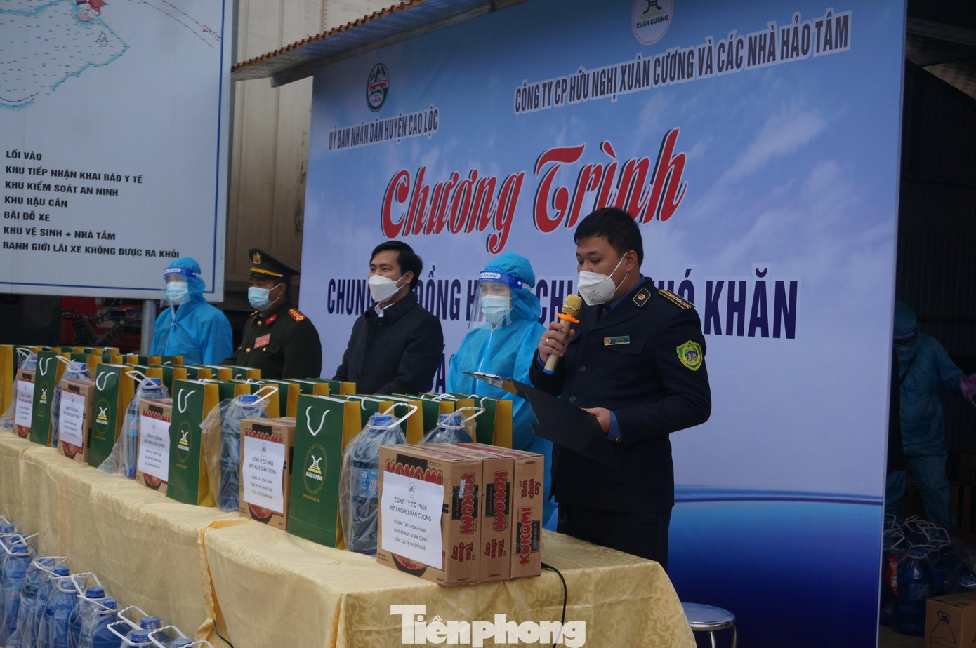 Chiều 28/12, UBND huyện Cao Lộc phối hợp với Công ty Xuân Cương và các nhà hảo tâm tổ chức chương trình hỗ trợ lái xe đường dài -Ảnh: Duy Chiến Chiều 28/12, UBND huyện Cao Lộc phối hợp với Công ty Xuân Cương và các nhà hảo tâm tổ chức chương trình hỗ trợ lái xe đường dài -Ảnh: Duy Chiến