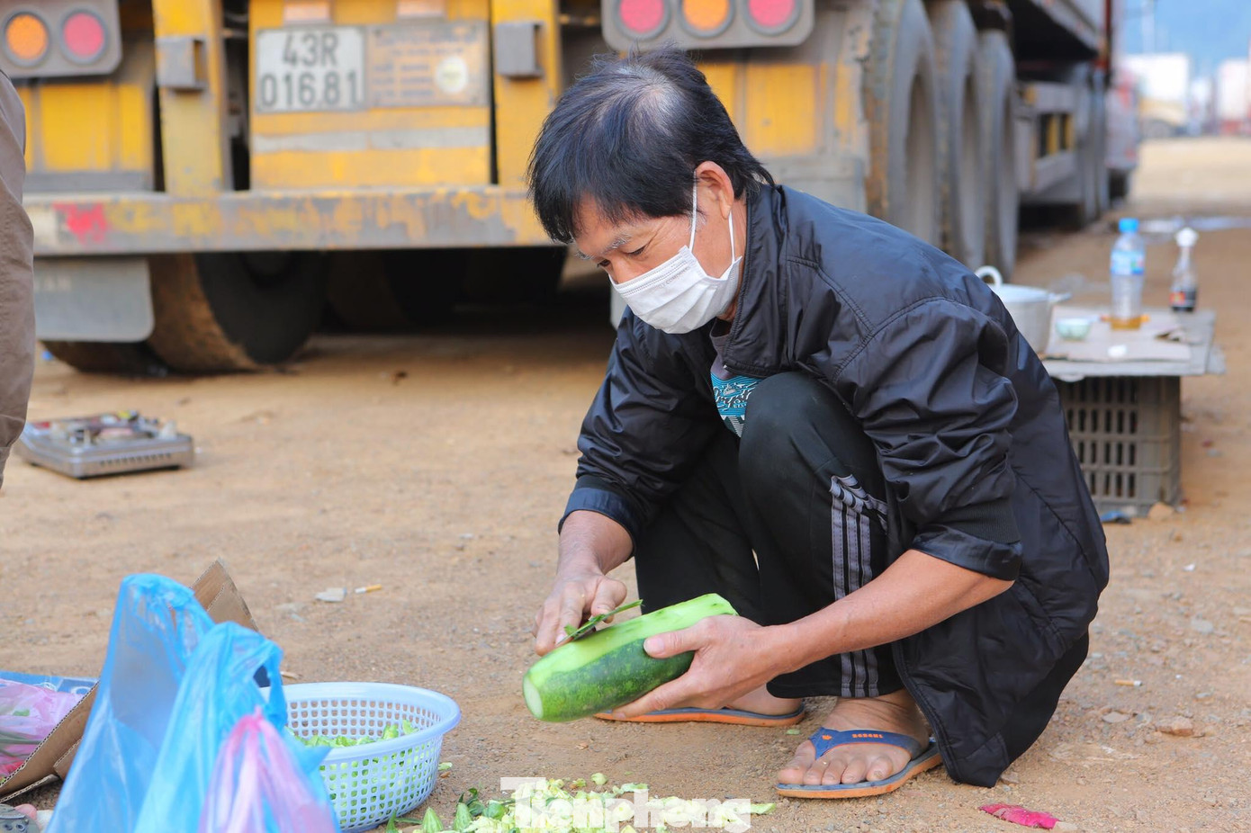 Các lái xe chung tiền nấu cơm và phải hạn chế chi tiêu vì rau xanh rất đắt, gấp đôi ở chợ bên ngoài bãi đỗ xe -Ảnh: Duy Chiến Các lái xe chung tiền nấu cơm và phải hạn chế chi tiêu vì rau xanh rất đắt, gấp đôi ở chợ bên ngoài bãi đỗ xe -Ảnh: Duy Chiến