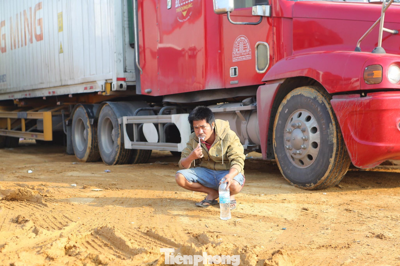 Một số lái xe tiết kiệm nước từ đường ống dẫn nước máy lạnh xe container để đánh răng, rửa mặt -Ảnh: Duy Chiến Một số lái xe tiết kiệm nước từ đường ống dẫn nước máy lạnh xe container để đánh răng, rửa mặt -Ảnh: Duy Chiến