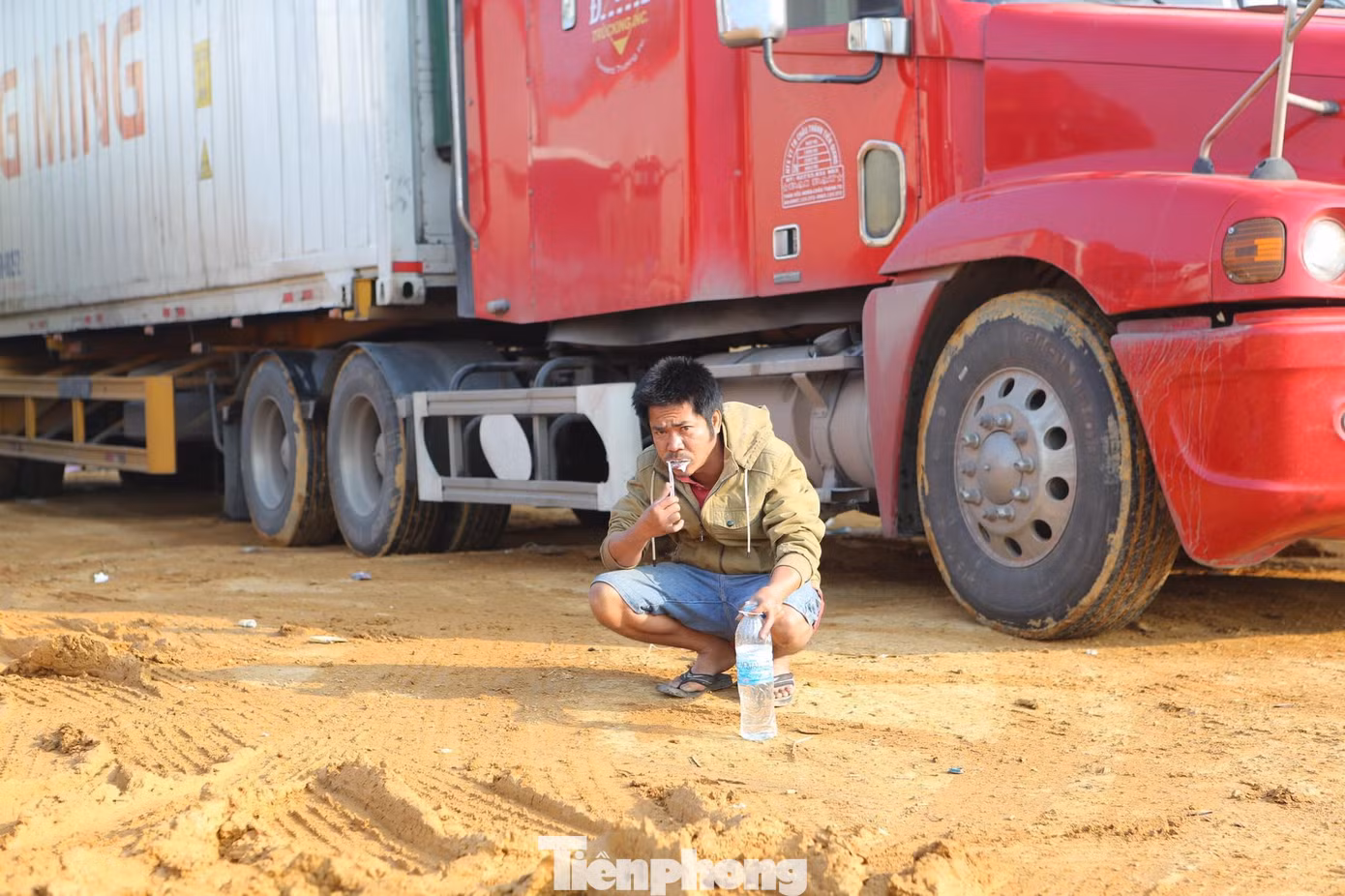 Một số lái xe tiết kiệm nước từ đường ống dẫn nước máy lạnh xe container để đánh răng, rửa mặt -Ảnh: Duy Chiến Một số lái xe tiết kiệm nước từ đường ống dẫn nước máy lạnh xe container để đánh răng, rửa mặt -Ảnh: Duy Chiến