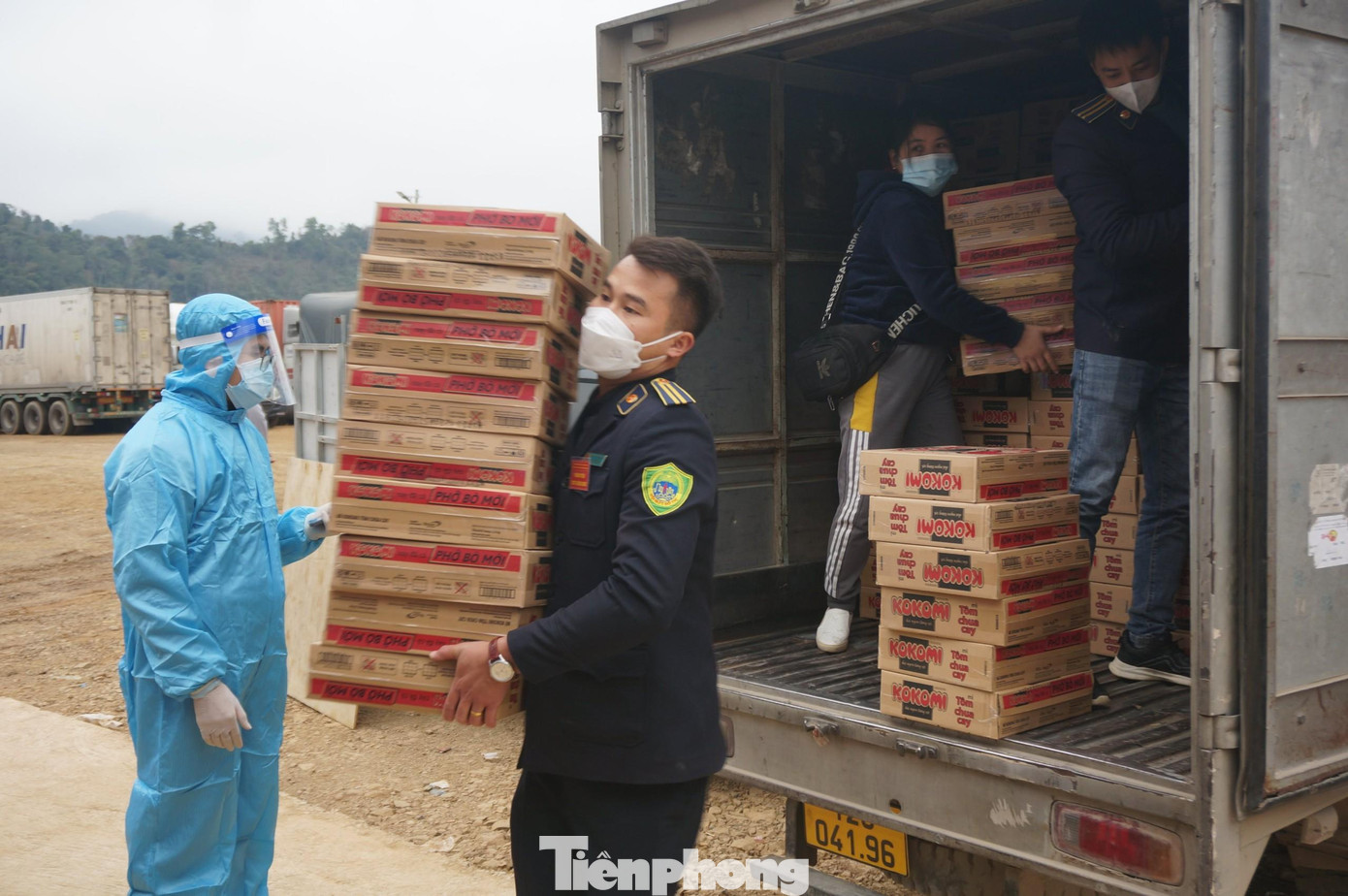 Những mặt hàng hàng thiết yếu cho cuộc sống hàng ngày đến với những người lái xe đường dài -Ảnh: Duy Chiến Những mặt hàng hàng thiết yếu cho cuộc sống hàng ngày đến với những người lái xe đường dài -Ảnh: Duy Chiến