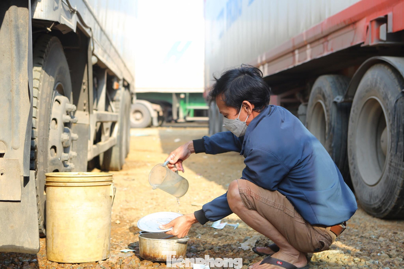 Tiết kiệm nước để sinh hoạt vì mua một can nước ở khu vực cửa khẩu có giá gần 20 nghìn đồng -Ảnh: Duy Chiến Tiết kiệm nước để sinh hoạt vì mua một can nước ở khu vực cửa khẩu có giá gần 20 nghìn đồng -Ảnh: Duy Chiến