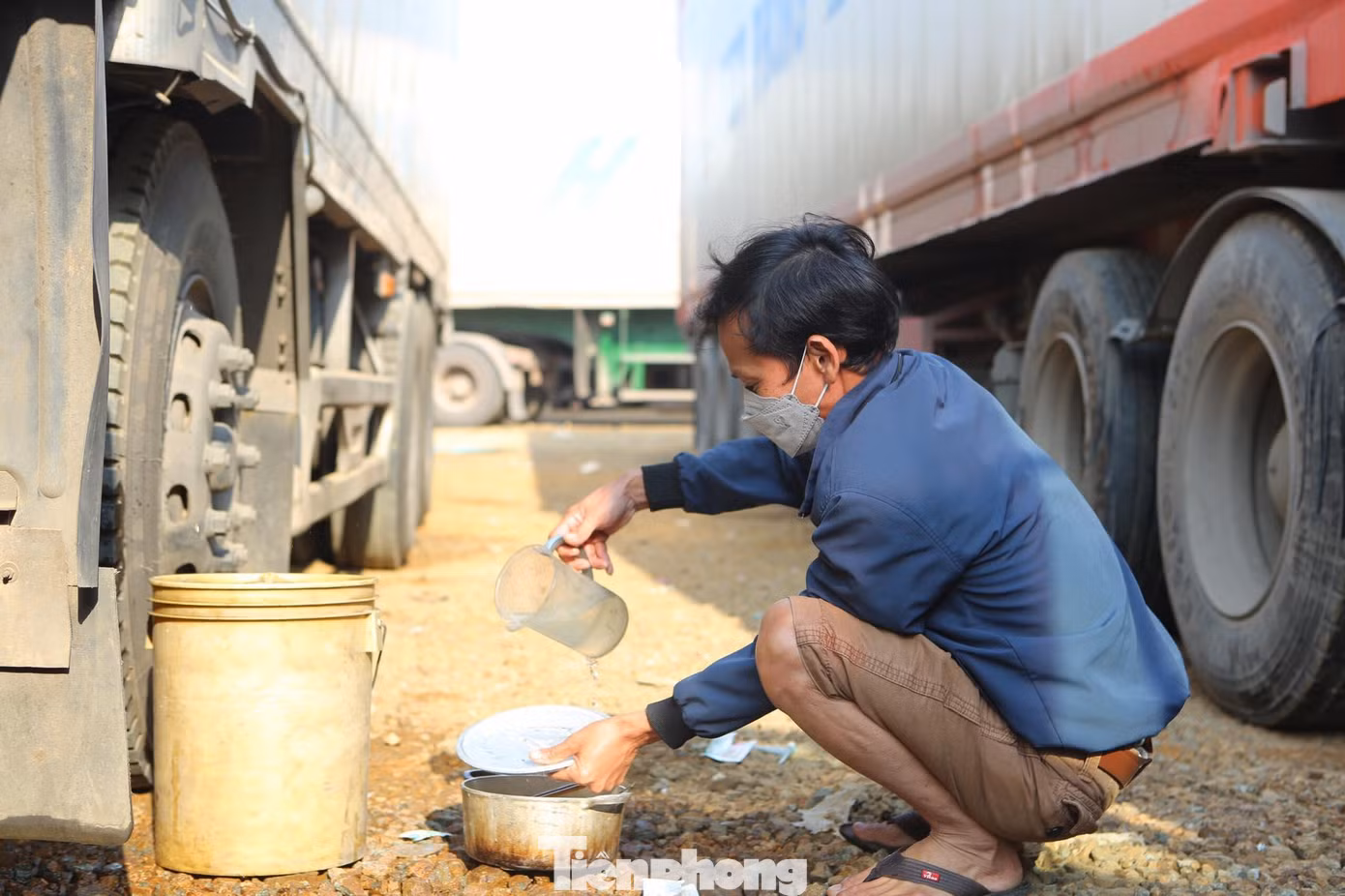 Tiết kiệm nước để sinh hoạt vì mua một can nước ở khu vực cửa khẩu có giá gần 20 nghìn đồng -Ảnh: Duy Chiến Tiết kiệm nước để sinh hoạt vì mua một can nước ở khu vực cửa khẩu có giá gần 20 nghìn đồng -Ảnh: Duy Chiến