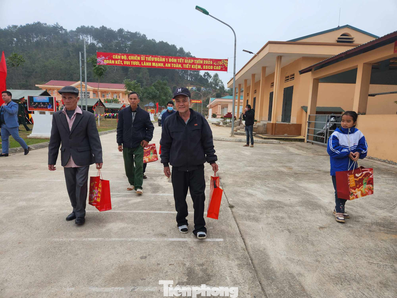 Người dân phấn khởi mang quà Tết về nhà. Ảnh: Duy Chiến Người dân phấn khởi mang quà Tết về nhà. Ảnh: Duy Chiến