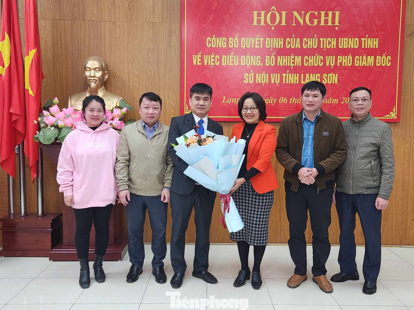 Cơ quan Thanh tra tỉnh Lạng Sơn tặng hoa chúc mừng tân Phó Giám đốc sở Nội vụ. Ảnh: Duy Chiến Cơ quan Thanh tra tỉnh Lạng Sơn tặng hoa chúc mừng tân Phó Giám đốc sở Nội vụ. Ảnh: Duy Chiến