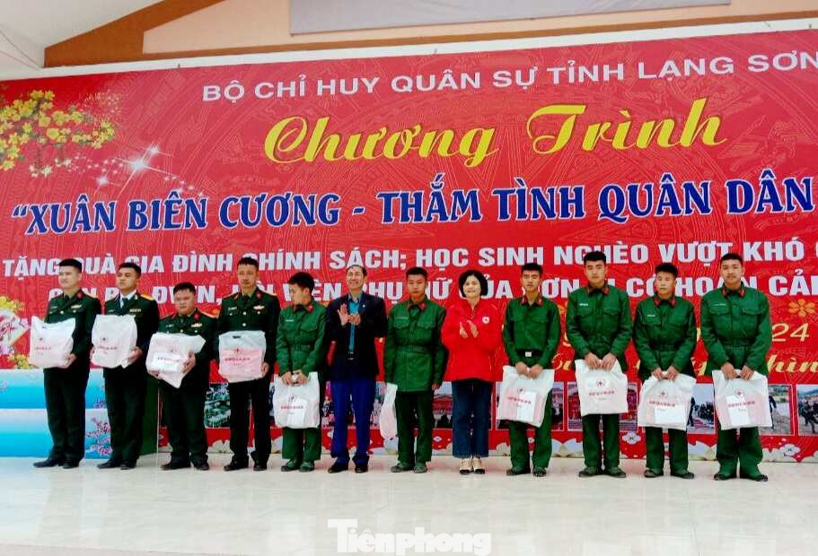 Các đoàn viên, thanh niên có gia cảnh khó khăn nhận quà của Hội Chữ Thập đỏ tỉnh và cơ quan báo Tiền Phong tại Lạng Sơn. Các đoàn viên, thanh niên có gia cảnh khó khăn nhận quà của Hội Chữ Thập đỏ tỉnh và cơ quan báo Tiền Phong tại Lạng Sơn.
