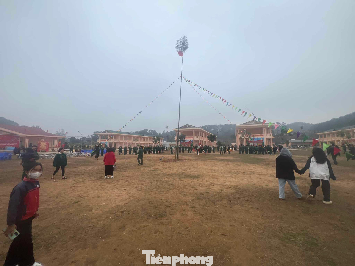 Ném còn là trò chơi dân gian truyền thống của người dân xứ Lạng. Ném còn là trò chơi dân gian truyền thống của người dân xứ Lạng.