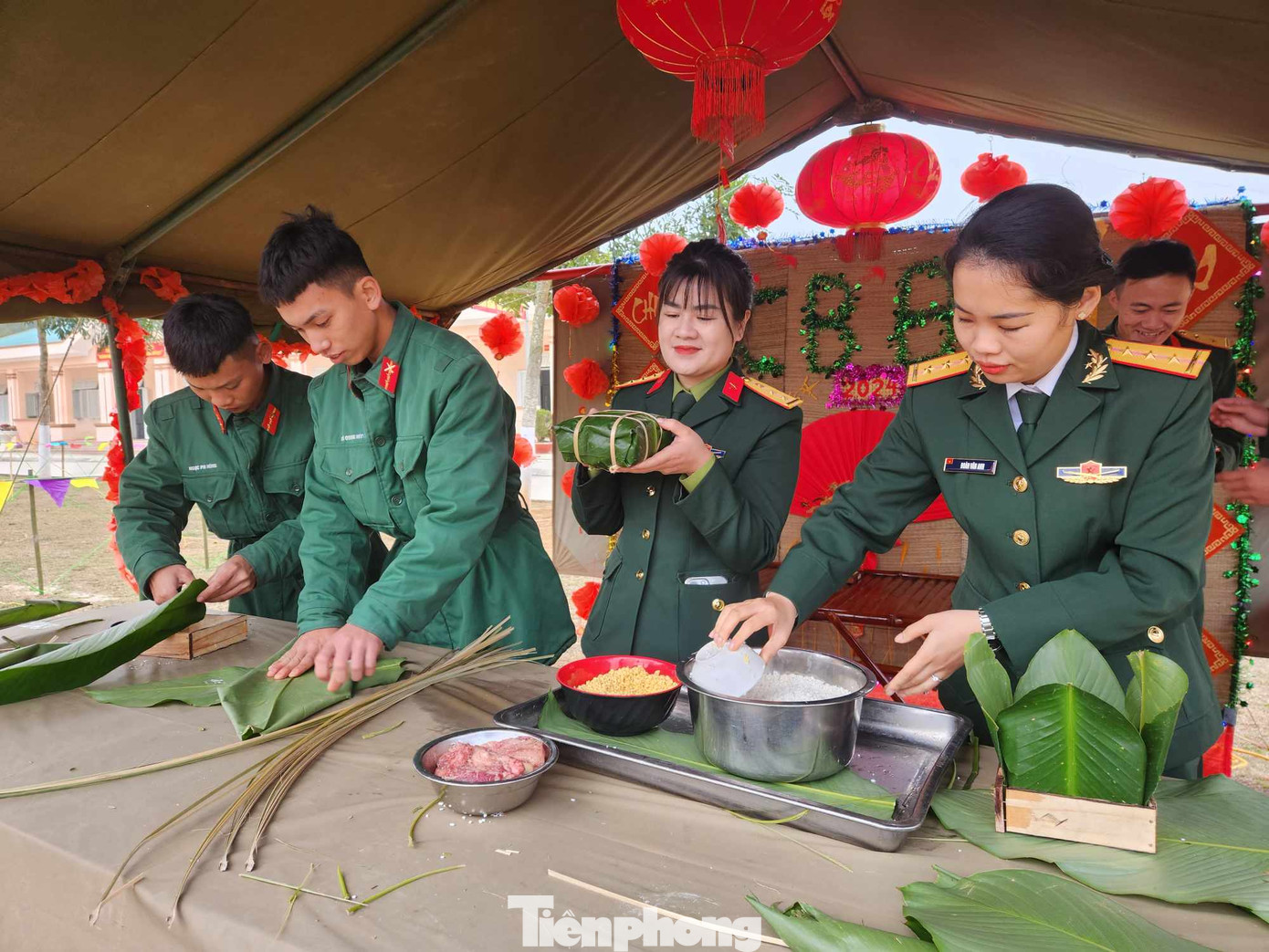 Thi gói bánh chưng. Ảnh: Duy Chiến Thi gói bánh chưng. Ảnh: Duy Chiến