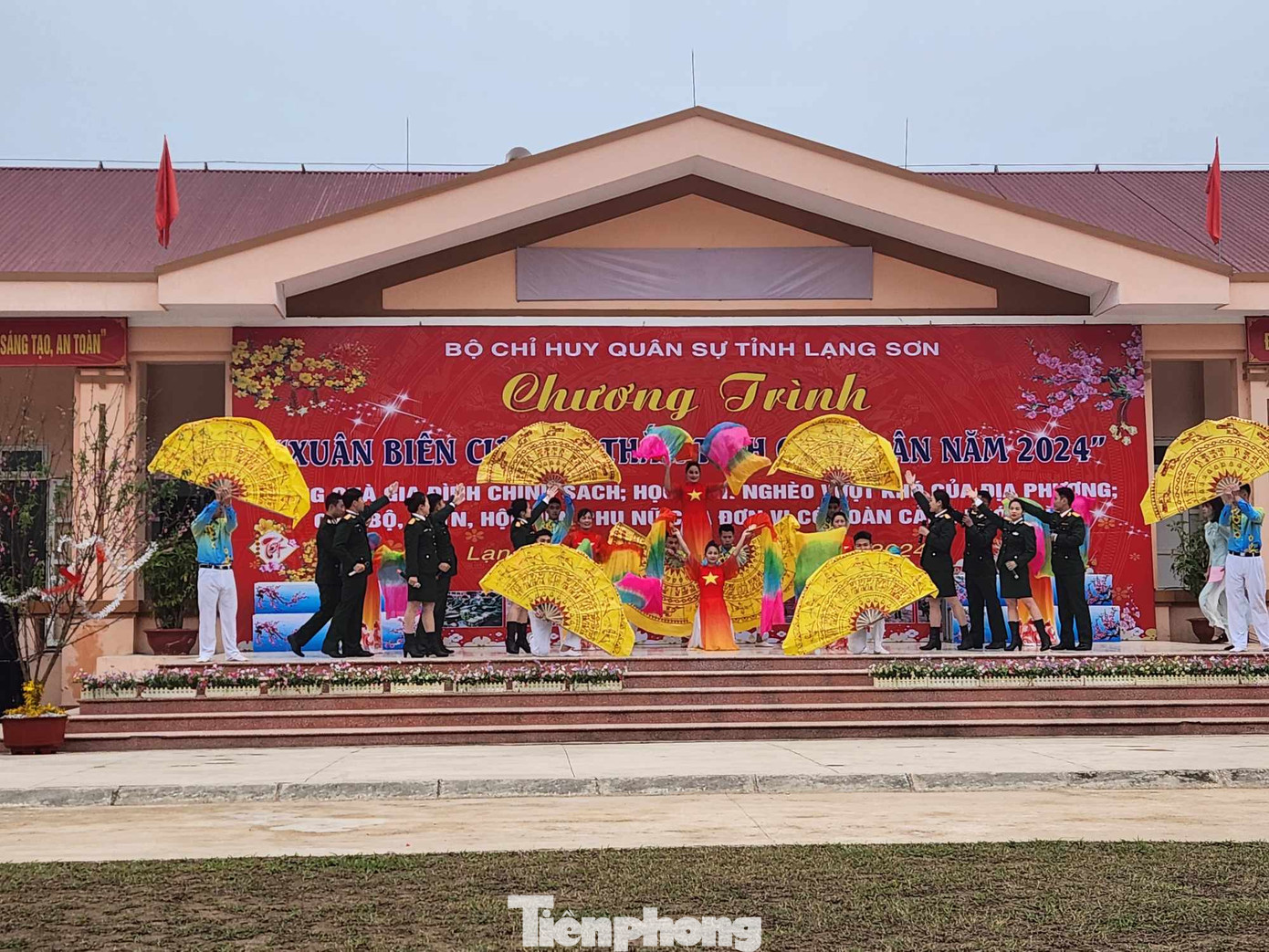 Giao lưu văn nghệ giữa bộ đội và tuổi trẻ địa phương. Ảnh: Duy Chiến Giao lưu văn nghệ giữa bộ đội và tuổi trẻ địa phương. Ảnh: Duy Chiến