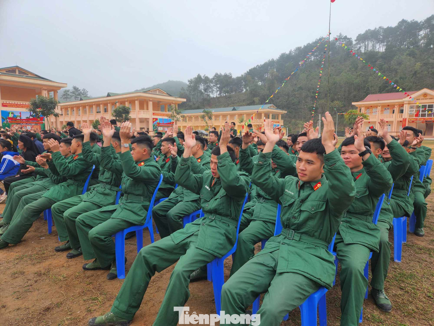 Chiến sĩ trẻ hào hứng cổ vũ phong trào. Ảnh: Duy Chiến Chiến sĩ trẻ hào hứng cổ vũ phong trào. Ảnh: Duy Chiến