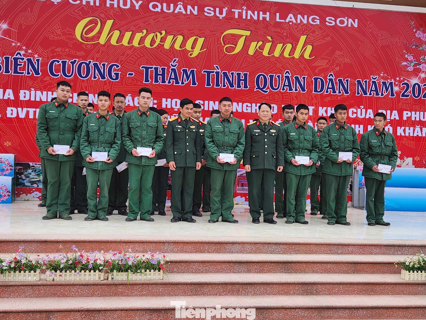 Cán bộ, chiến sỹ nhận quà của Quân khu 1. Ảnh: Duy Chiến Cán bộ, chiến sỹ nhận quà của Quân khu 1. Ảnh: Duy Chiến