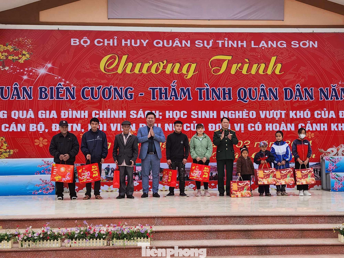 Đại diện lãnh đạo Bộ CHQS tỉnh và Công ty Du học Việt Phát- Lạng Sơn trao quà cho các hộ dân nghèo. Ảnh: Duy Chiến Đại diện lãnh đạo Bộ CHQS tỉnh và Công ty Du học Việt Phát- Lạng Sơn trao quà cho các hộ dân nghèo. Ảnh: Duy Chiến