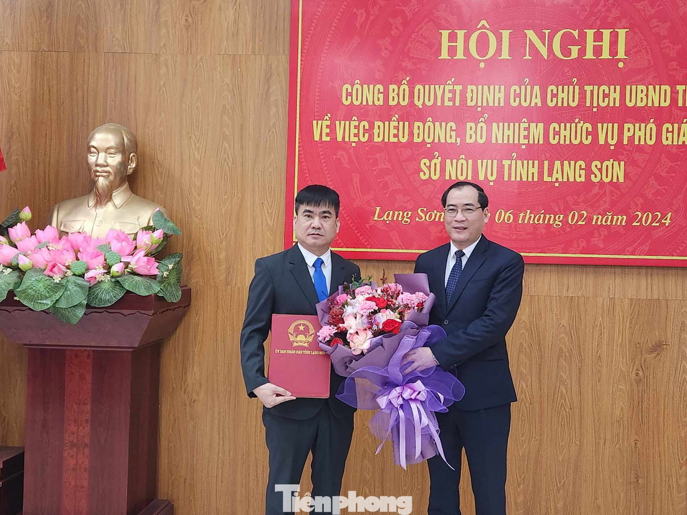 Tân Phó Giám đốc Sở Nội vụ Cao Minh Tuấn (trái) nhận Quyết định, hoa của lãnh đạo UBND tỉnh Lạng Sơn. Ảnh: Duy Chiến Tân Phó Giám đốc Sở Nội vụ Cao Minh Tuấn (trái) nhận Quyết định, hoa của lãnh đạo UBND tỉnh Lạng Sơn. Ảnh: Duy Chiến