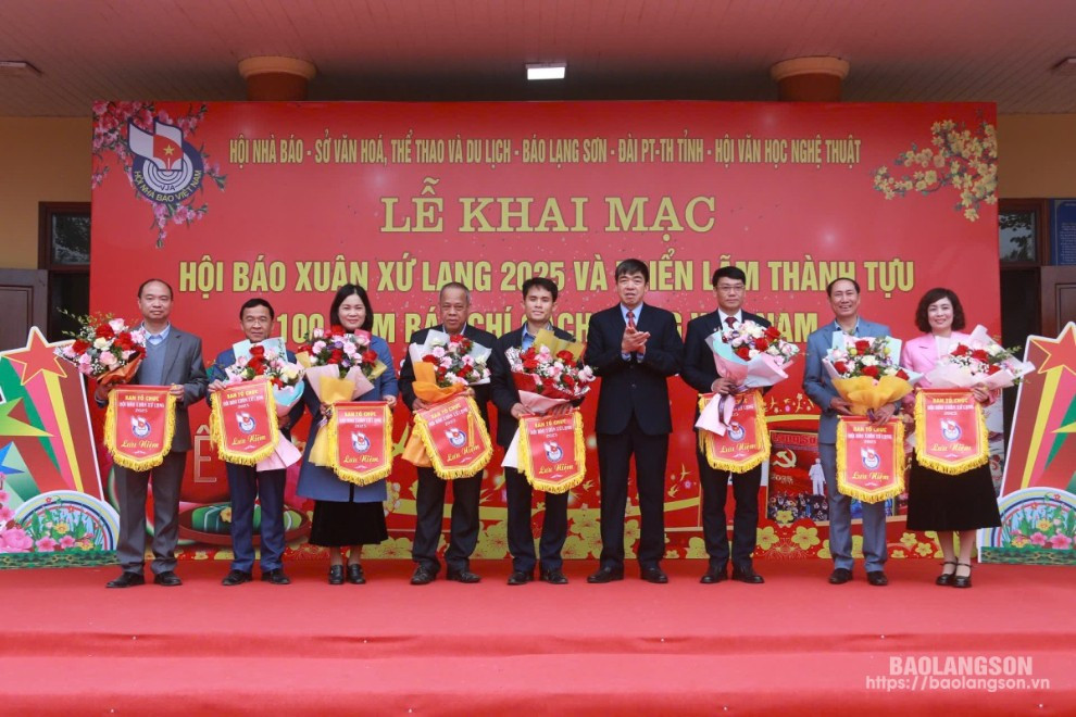 Các ấn phẩm được lựa chọn kỹ lưỡng, đặc sắc gồm các số báo xuân, báo tết dương lịch, tạp chí, tập san, sách, ảnh giới thiệu toàn cảnh báo chí Lạng Sơn và báo chí cả nước trong dịp đầu xuân năm mới; tuyên truyền những kết quả, thành tựu phát triển kinh tế - xã hội, quốc phòng, an ninh của đất nước, tỉnh đạt được trong năm 2024. Trong ảnh: 8 đơn vị tham gia trưng bày tại hội báo xuân Xứ Lạng 2025 nhận hoa, cờ lưu niệm của Ban tổ chức.