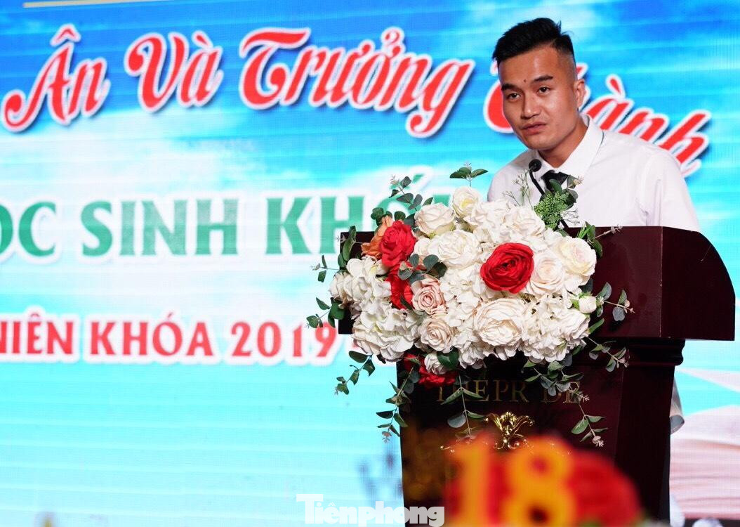 Nam sinh Nguyễn Tuấn Anh thay mặt các bạn lớp 12 Trung tâm GDNN-GDTX huyện Cao Lộc phát biểu trong Lễ tri ân và trưởng thành lớp 12 niên khóa 2019-2022 - Ảnh: Duy Chiến Nam sinh Nguyễn Tuấn Anh thay mặt các bạn lớp 12 Trung tâm GDNN-GDTX huyện Cao Lộc phát biểu trong Lễ tri ân và trưởng thành lớp 12 niên khóa 2019-2022 - Ảnh: Duy Chiến