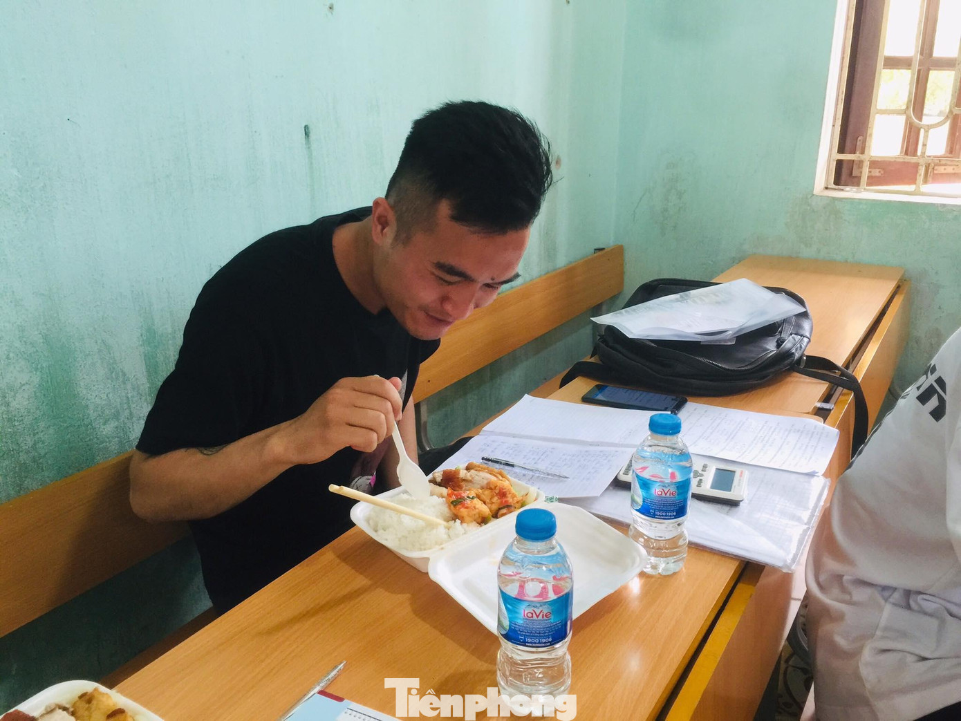 Trong lúc ăn, Tuấn Anh cũng tranh thủ ôn lại bài vở - Ảnh: Duy Chiến Trong lúc ăn, Tuấn Anh cũng tranh thủ ôn lại bài vở - Ảnh: Duy Chiến