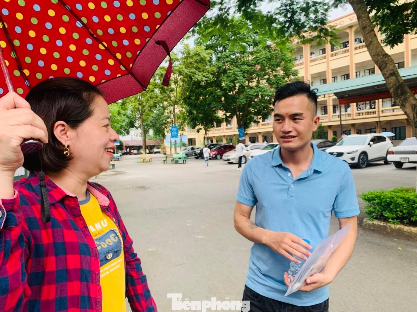 Trước khi bước vào kỳ thi, nam sinh (phải) thường xuyên hỏi, trao đổi bài vở với thầy, cô giáo - Ảnh: Duy Chiến Trước khi bước vào kỳ thi, nam sinh (phải) thường xuyên hỏi, trao đổi bài vở với thầy, cô giáo - Ảnh: Duy Chiến