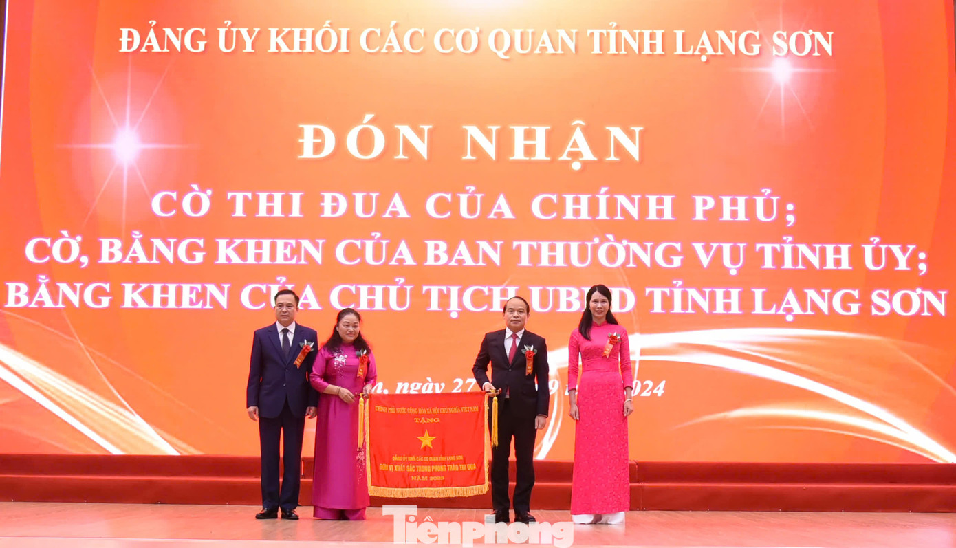 Thừa ủy quyền của Thủ tướng Chính phủ, Bí thư Tỉnh ủy Lạng Sơn trao tặng cờ thi đua của Thủ tướng Chính phủ tặng Đảng bộ CCQ tỉnh Lạng Sơn.