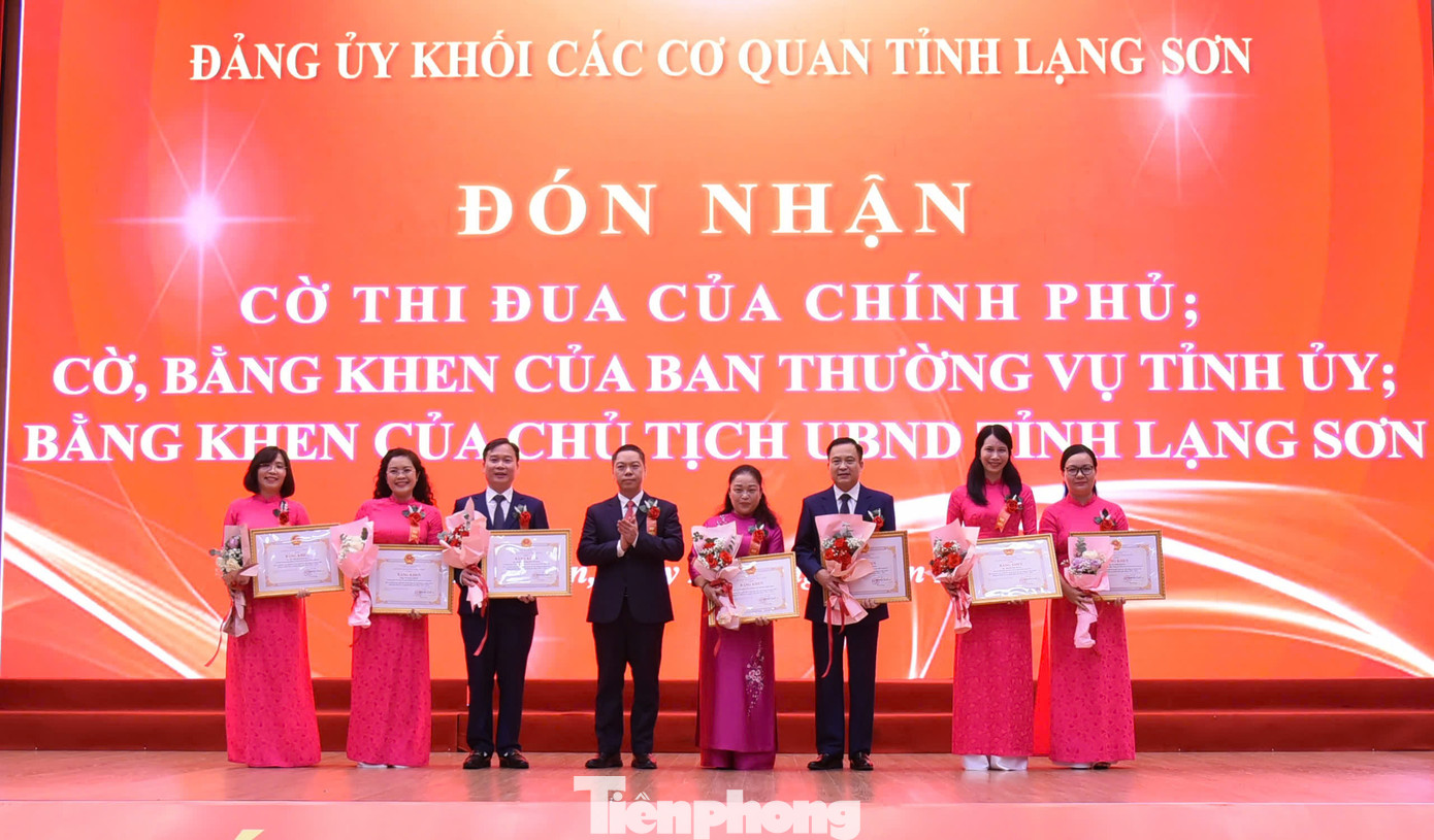 Nhiều cá nhân, tập thể nhận Bằng khen của Chủ tịch UBND tỉnh Lạng Sơn.