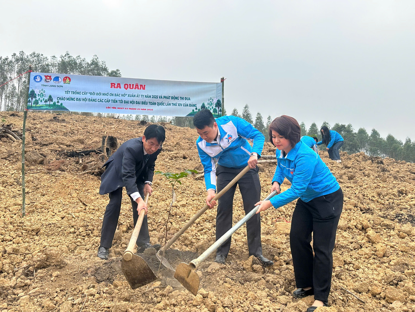 Thường trực Tỉnh Đoàn và lãnh đạo huyện Cao Lộc tham gia trồng cây.