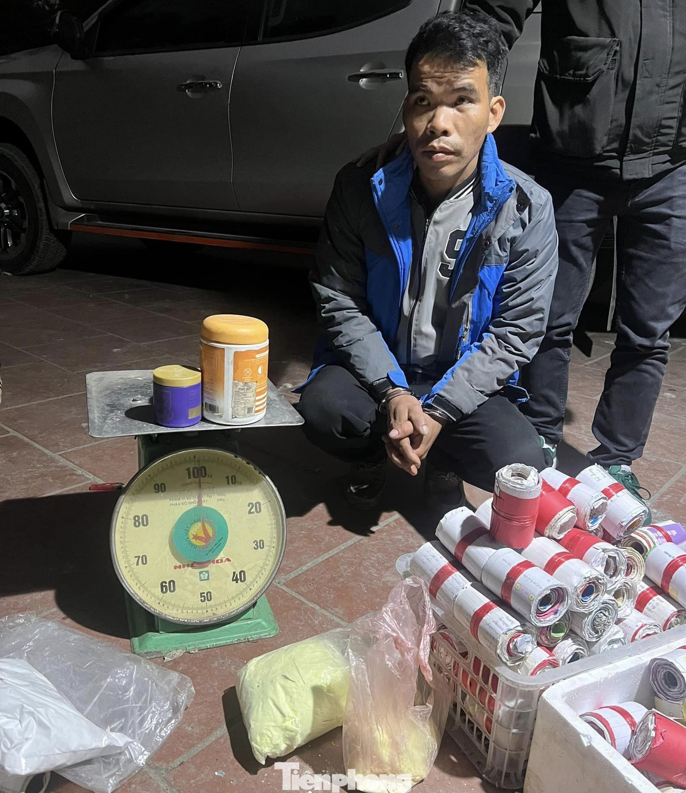 Pháo nổ tự chế có kích cỡ rất lớn, tạo tiếng vang mạnh. Pháo nổ tự chế có kích cỡ rất lớn, tạo tiếng vang mạnh.