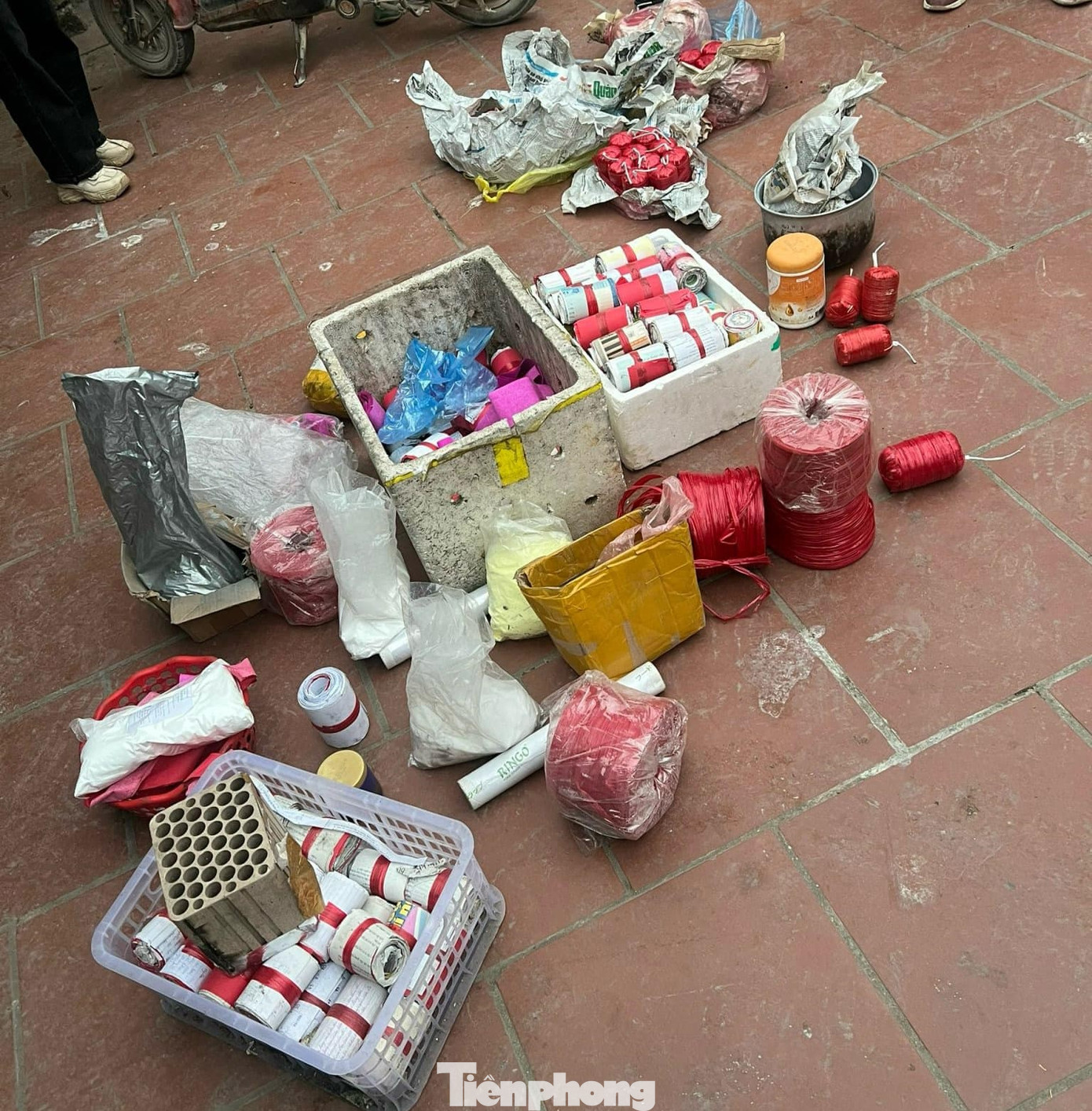 Dụng cụ sản xuất pháo nổ tại nhà Quân. Dụng cụ sản xuất pháo nổ tại nhà Quân.