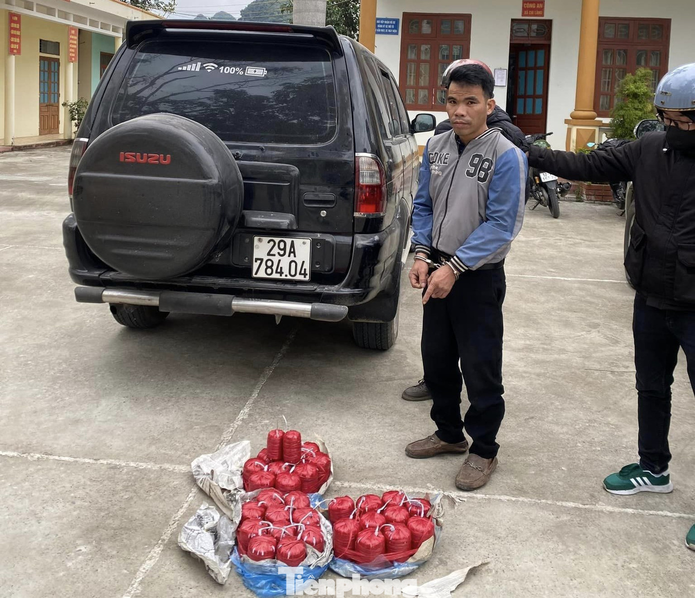 Đối tượng Quân và tang vật pháo nổ đang trên đường đi tiêu thụ. Đối tượng Quân và tang vật pháo nổ đang trên đường đi tiêu thụ.