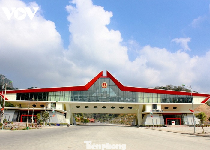 Tại khu vực làm thủ tục thông quan cửa khẩu quốc tế Hữu Nghị, không có xe đỗ tràn trên đường quốc lộ 1A. Ảnh: TL. Tại khu vực làm thủ tục thông quan cửa khẩu quốc tế Hữu Nghị, không có xe đỗ tràn trên đường quốc lộ 1A. Ảnh: TL.