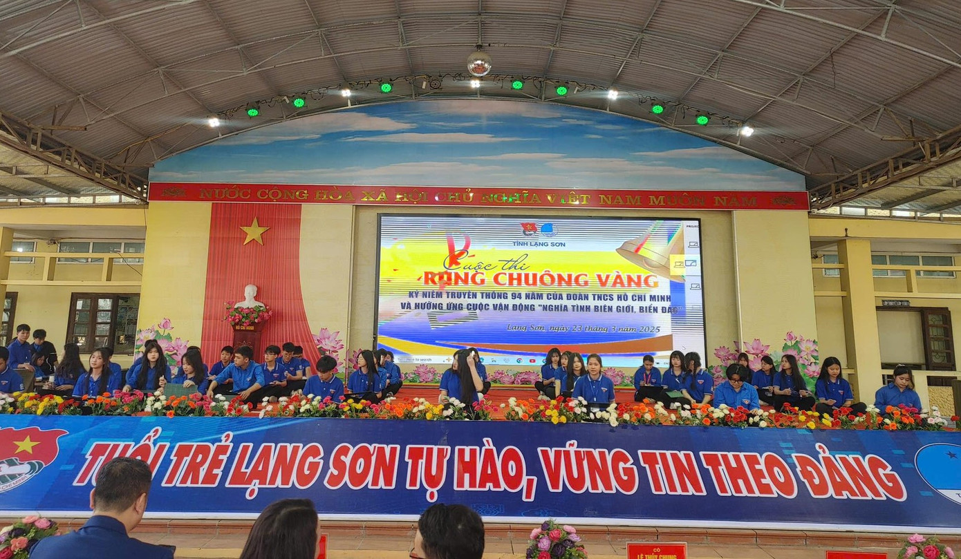 Tại chương trình các em học sinh đã được ôn lại truyền thống 94 năm Ngày thành lập Đoàn TNCS Hồ Chí Minh (26/3/1931 - 26/3/2025) và hưởng ứng Cuộc vận động “Nghĩa tình biên giới, biển đảo” bằng hình thức thi Rung chuông vàng, kết nạp đoàn viên mới...