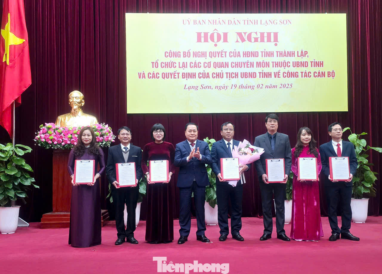 Bộ máy mới của Sở Tài chính Lạng Sơn nhận Quyết định, hoa của Chủ tịch UBND tỉnh Lạng Sơn (Ảnh: Duy Chiến) Bộ máy mới của Sở Tài chính Lạng Sơn nhận Quyết định, hoa của Chủ tịch UBND tỉnh Lạng Sơn (Ảnh: Duy Chiến)