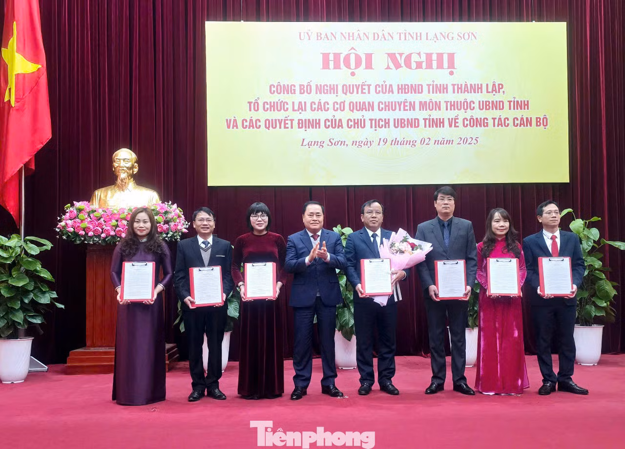 Bộ máy mới của Sở Tài chính Lạng Sơn nhận Quyết định, hoa của Chủ tịch UBND tỉnh Lạng Sơn (Ảnh: Duy Chiến)