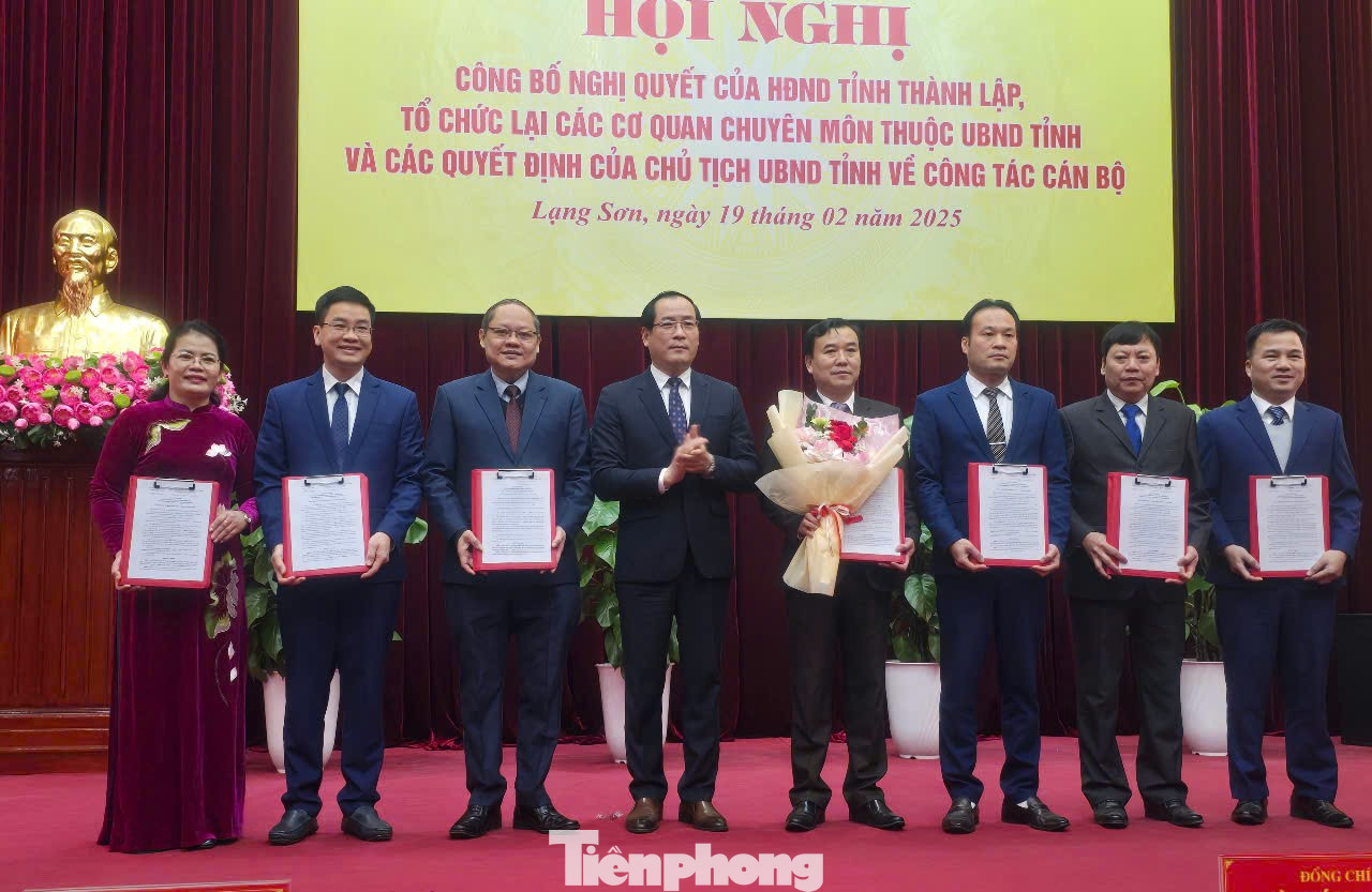 Lãnh đạo UBND tỉnh Lạng Sơn trao Quyết định, tặng hoa cho Ban lãnh đạo mới của Sở Nông Nghiệp và Môi trường tỉnh Lạng Sơn. (Ảnh: Duy chiến) Lãnh đạo UBND tỉnh Lạng Sơn trao Quyết định, tặng hoa cho Ban lãnh đạo mới của Sở Nông Nghiệp và Môi trường tỉnh Lạng Sơn. (Ảnh: Duy chiến)