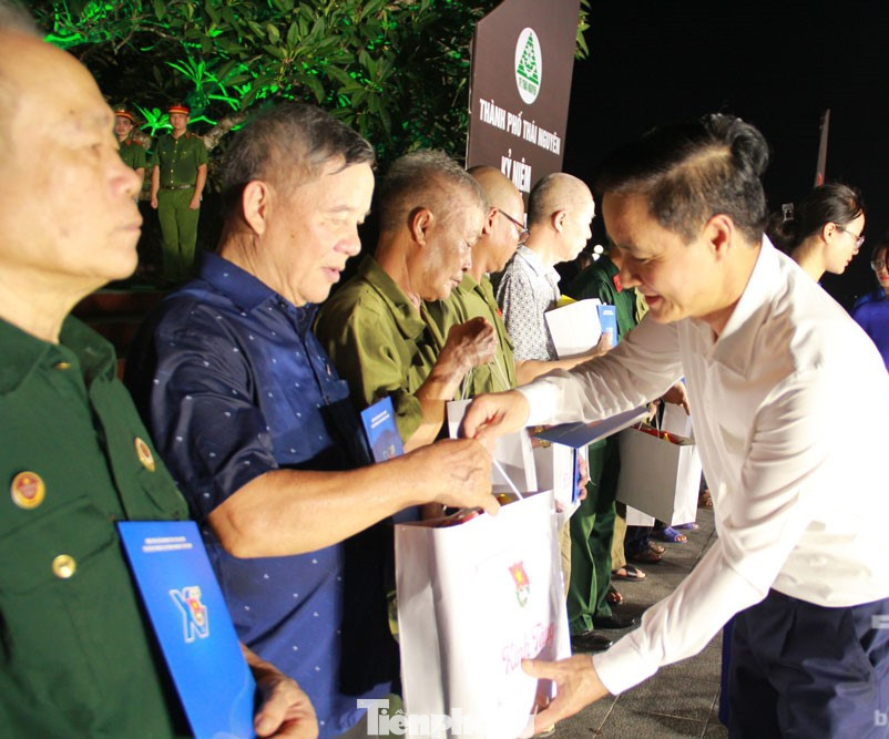 Nhiều phần quà dành cho thương binh, người có công ở Thái Nguyên. Nhiều phần quà dành cho thương binh, người có công ở Thái Nguyên.