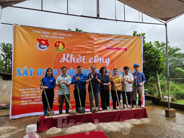 Các cấp, các ngành, đoàn thể ở Lạng Sơn tham gia chung tay xóa nhà tạm, nhà dột nát cho hộ dân và các em học sinh nghèo.