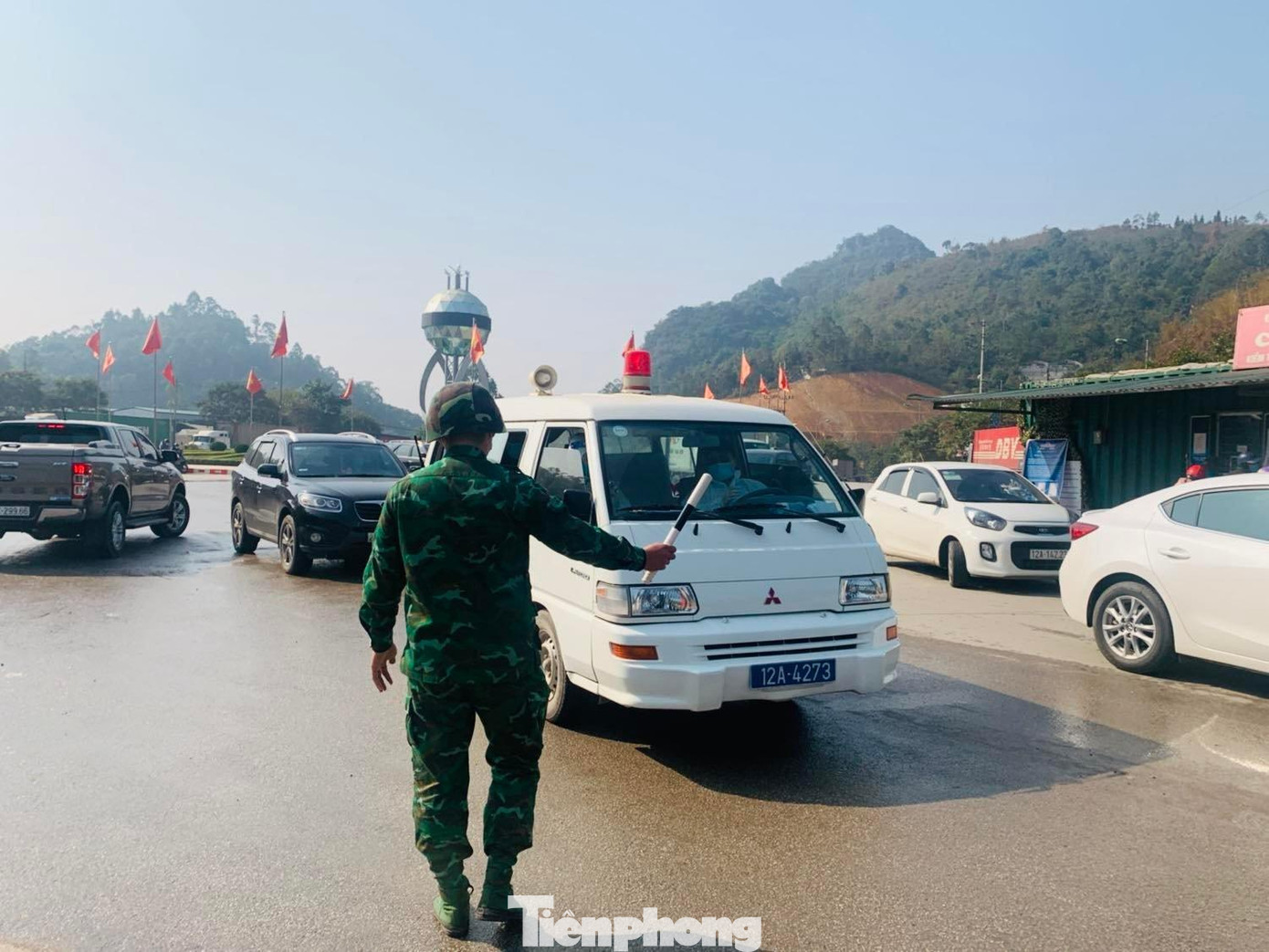 Lực lượng chức năng ở cửa khẩu nỗ lực điều tiết phương tiện ra vào biên giới, vừa lo chống dịch bệnh COVID-19. Ảnh: Duy Chiến