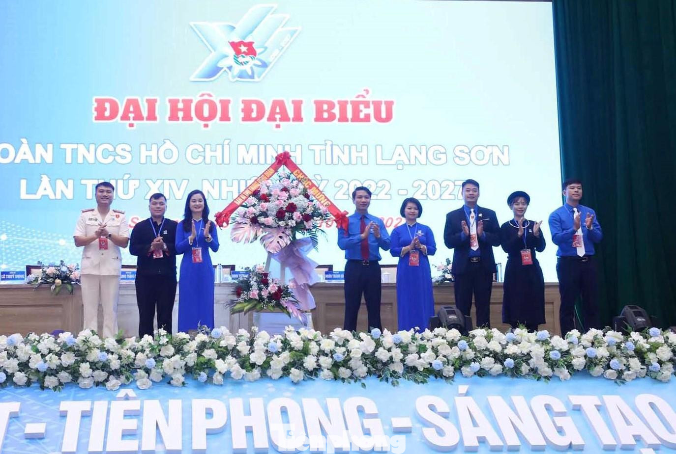 Đại hội đại biểu Đoàn TNCS Hồ Chí Minh tỉnh Lạng Sơn khóa XIV đón nhận lẵng hoa chúc mừng của Ban Bí thư T.Ư Đoàn (Ảnh: Duy Chiến)