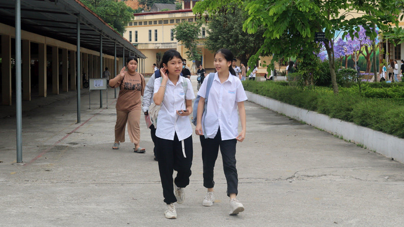 Các thí sinh vui vẻ khi làm xong bài thi được đánh giá là vừa sức. Ảnh: H.T Các thí sinh vui vẻ khi làm xong bài thi được đánh giá là vừa sức. Ảnh: H.T