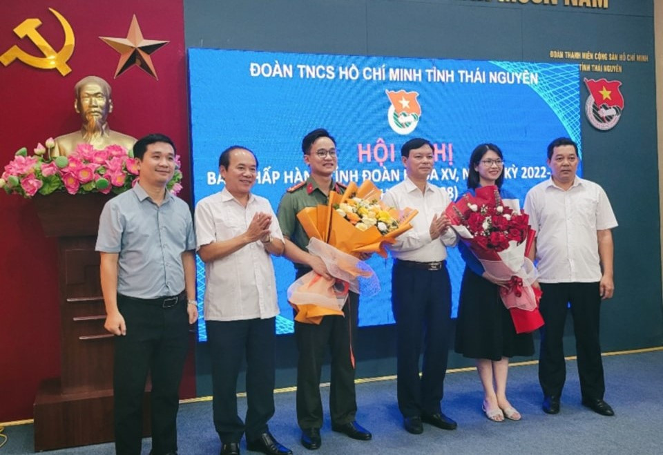 Chị Phạm Thị Thu Hiền và anh Hoàng Anh Đức (giữa) nhận hoa chúc mừng của lãnh đạo tỉnh Thái Nguyên. Chị Phạm Thị Thu Hiền và anh Hoàng Anh Đức (giữa) nhận hoa chúc mừng của lãnh đạo tỉnh Thái Nguyên.